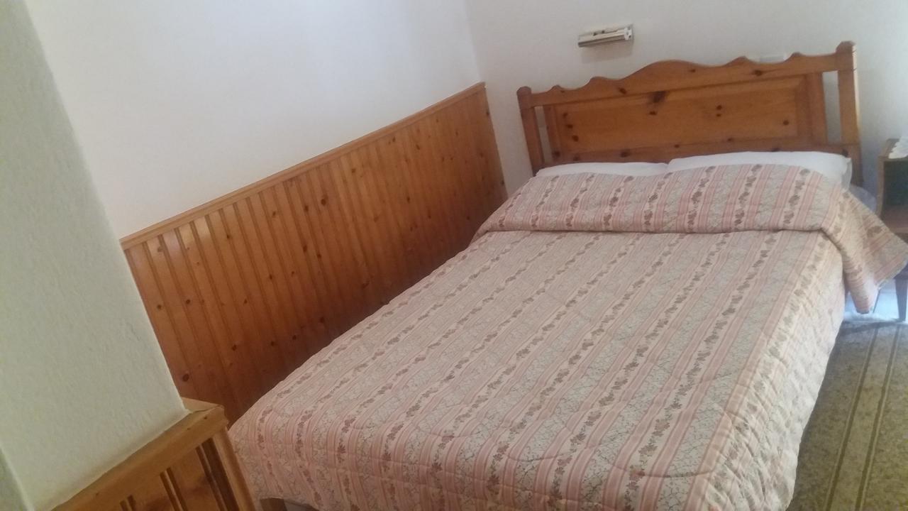 Pyrassos Hotel Nea Ankhialos Bagian luar foto